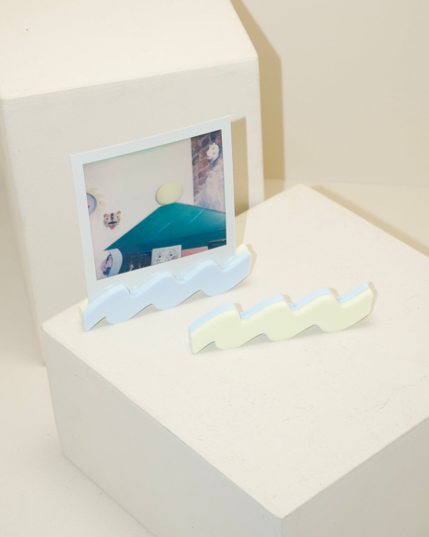 polaroid squiggle stand: color duet edition