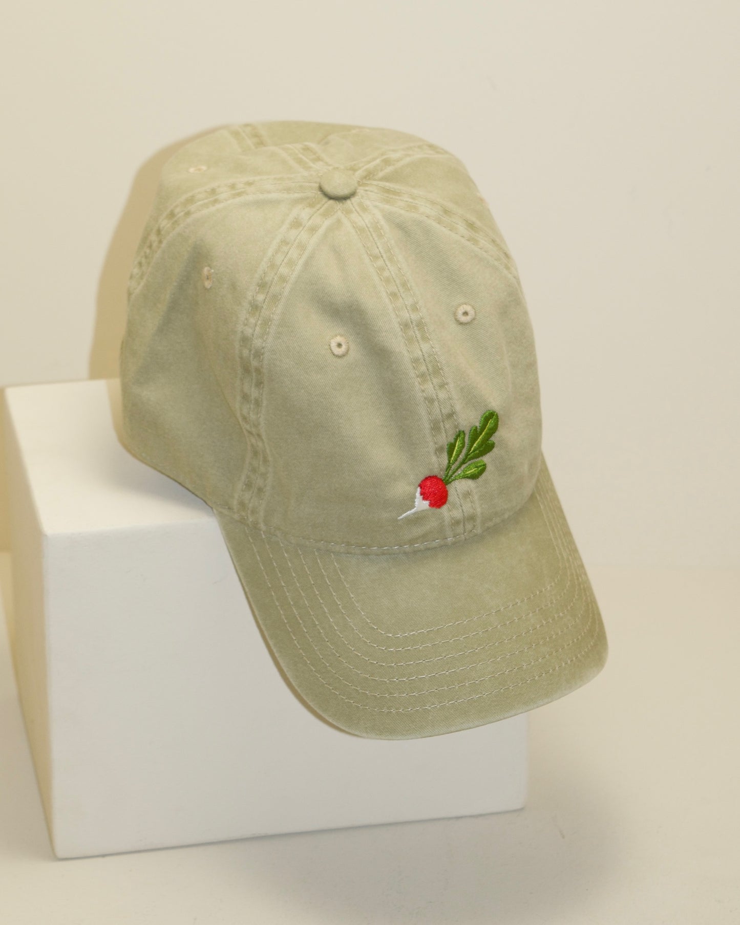 Pelikan Embroidered Radish Hat