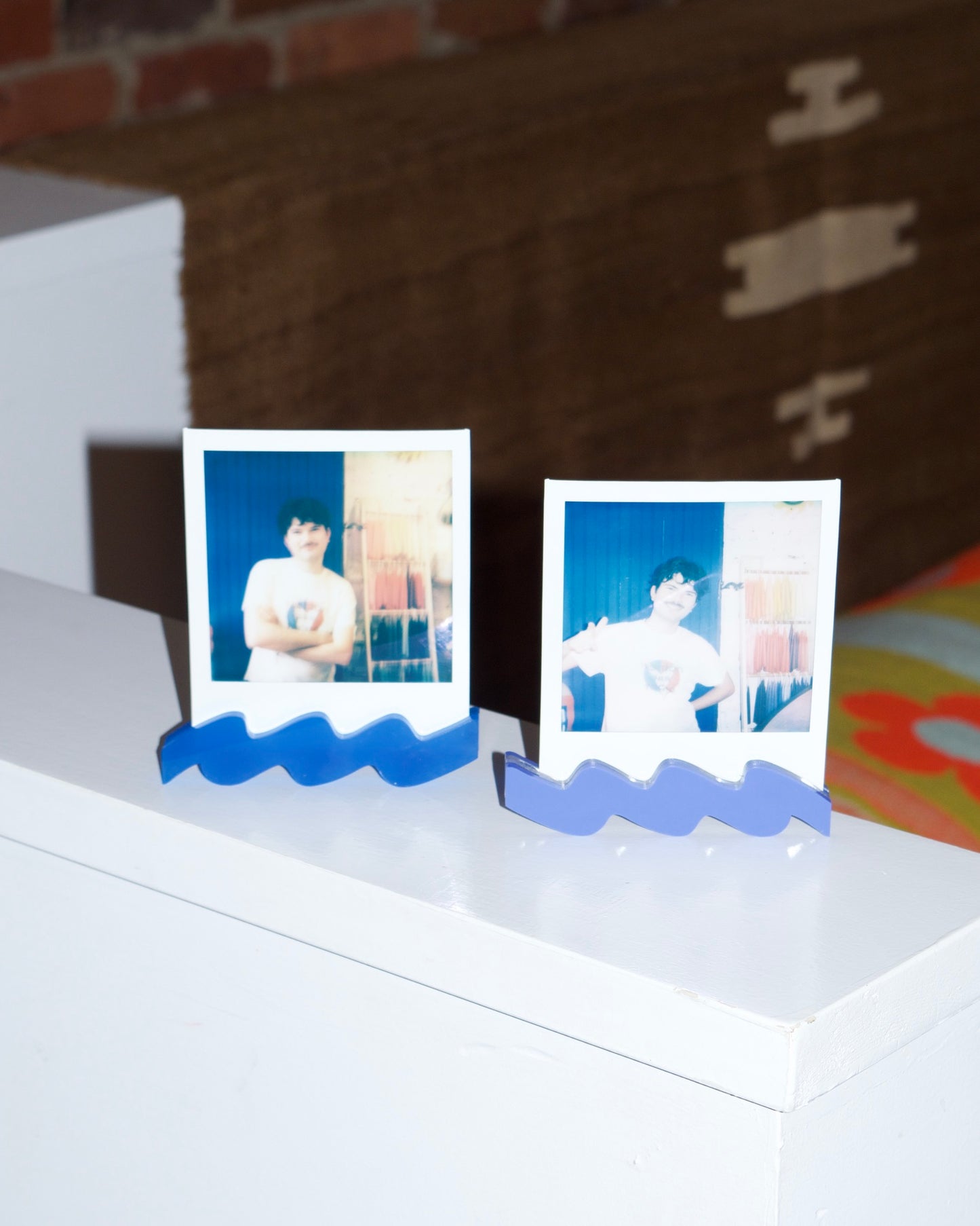 polaroid squiggle stand | aura blue
