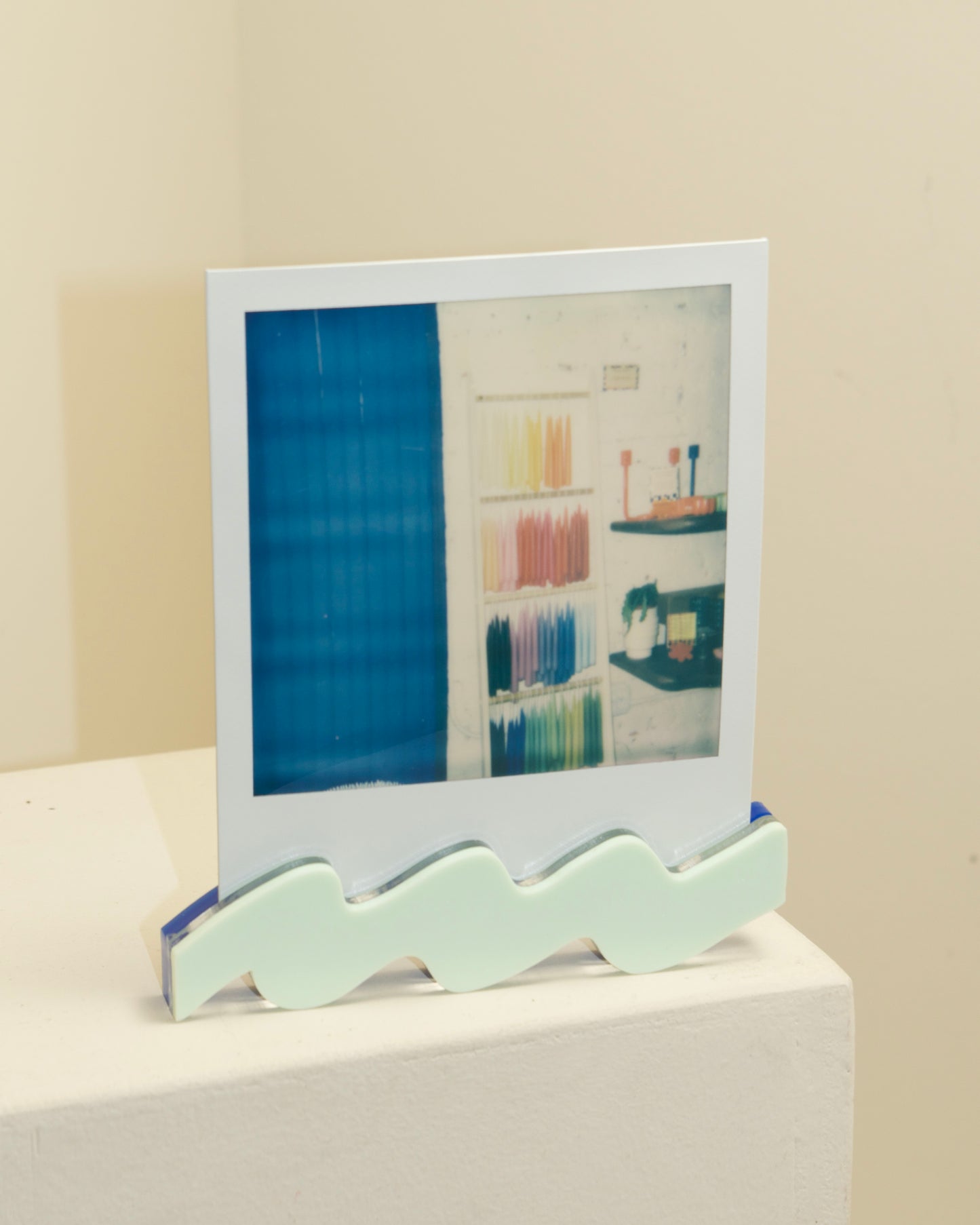 polaroid squiggle stand