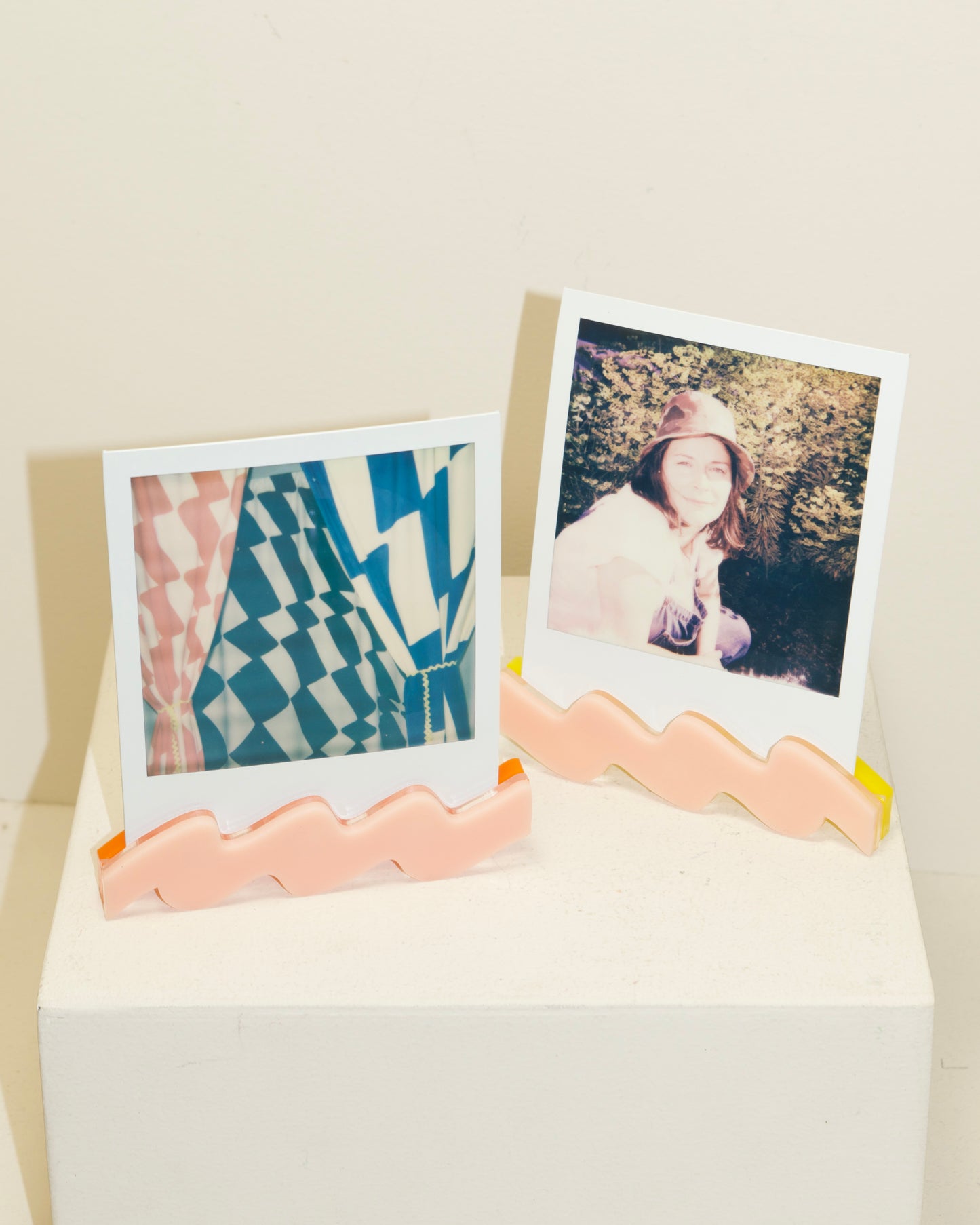 polaroid squiggle stand