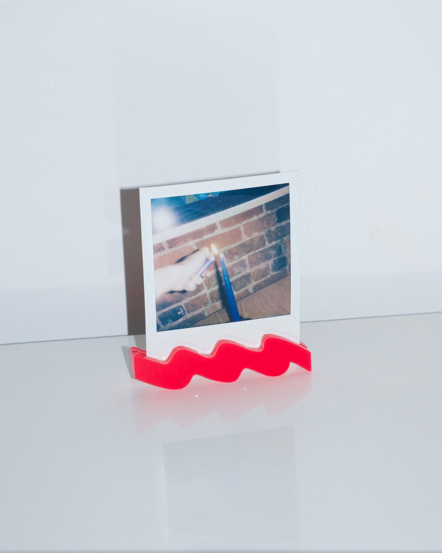 polaroid squiggle stand | hot pink