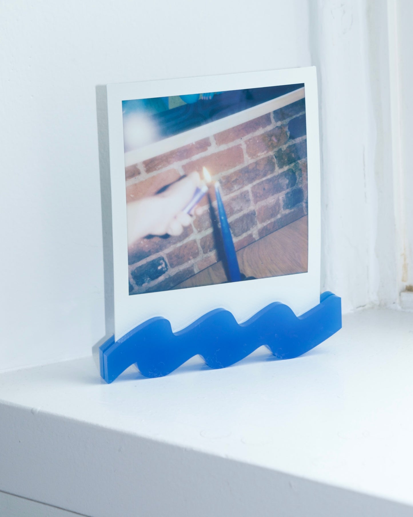 polaroid squiggle stand | aura blue