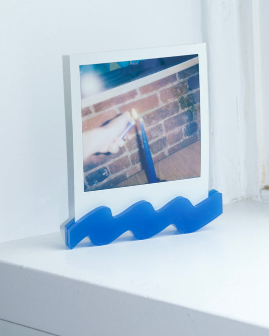 polaroid squiggle stand | aura blue