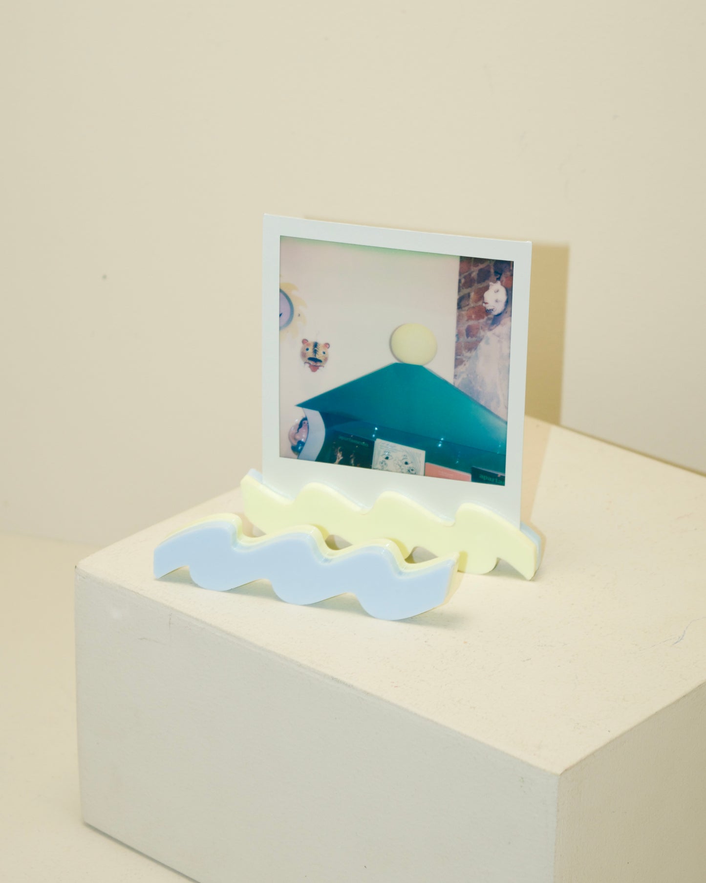 polaroid squiggle stand: color duet edition