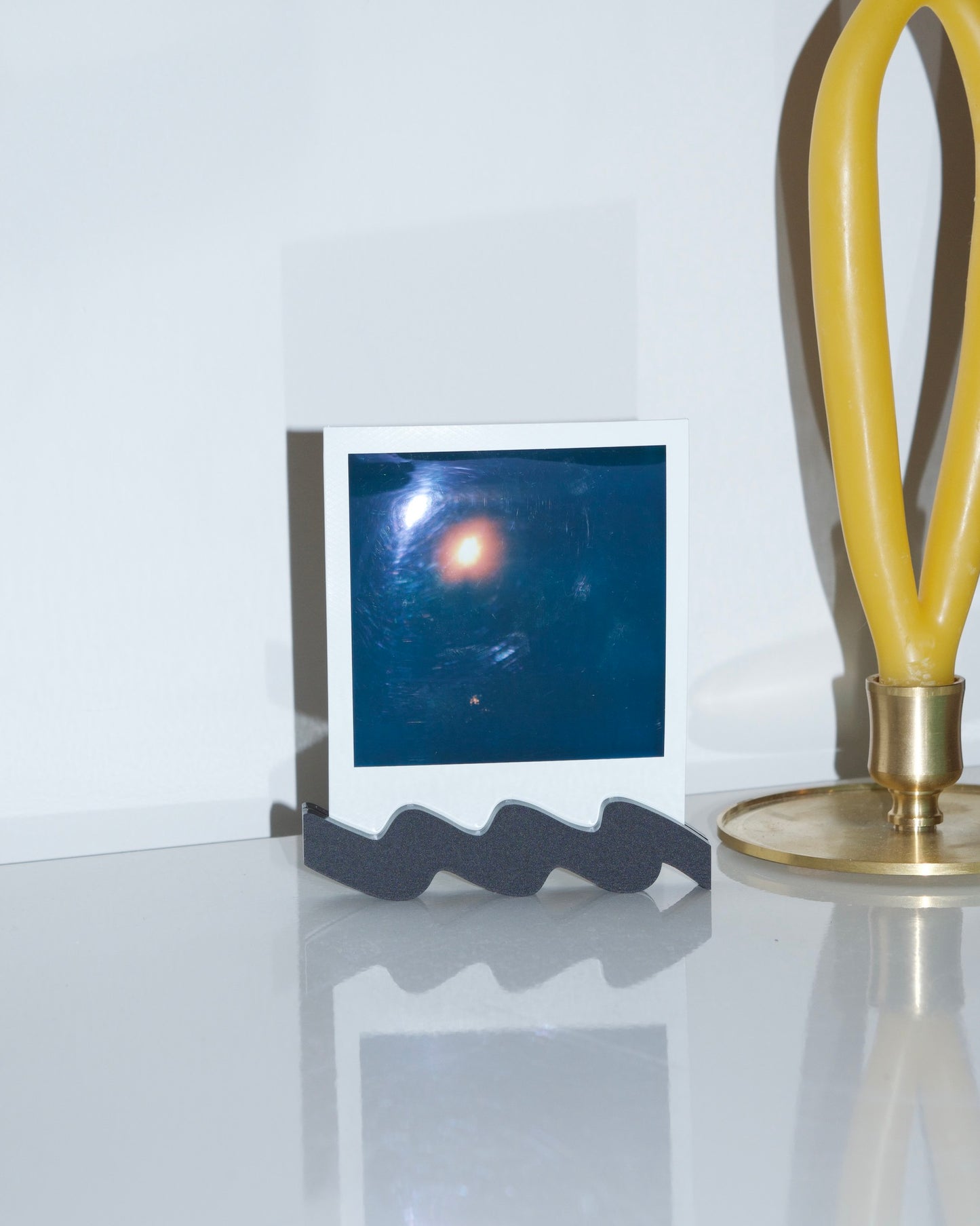 polaroid squiggle stand | matte black