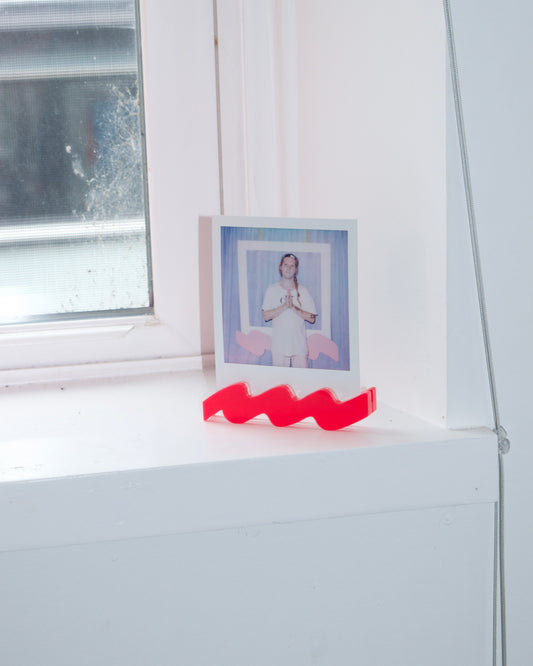 polaroid squiggle stand | hot pink