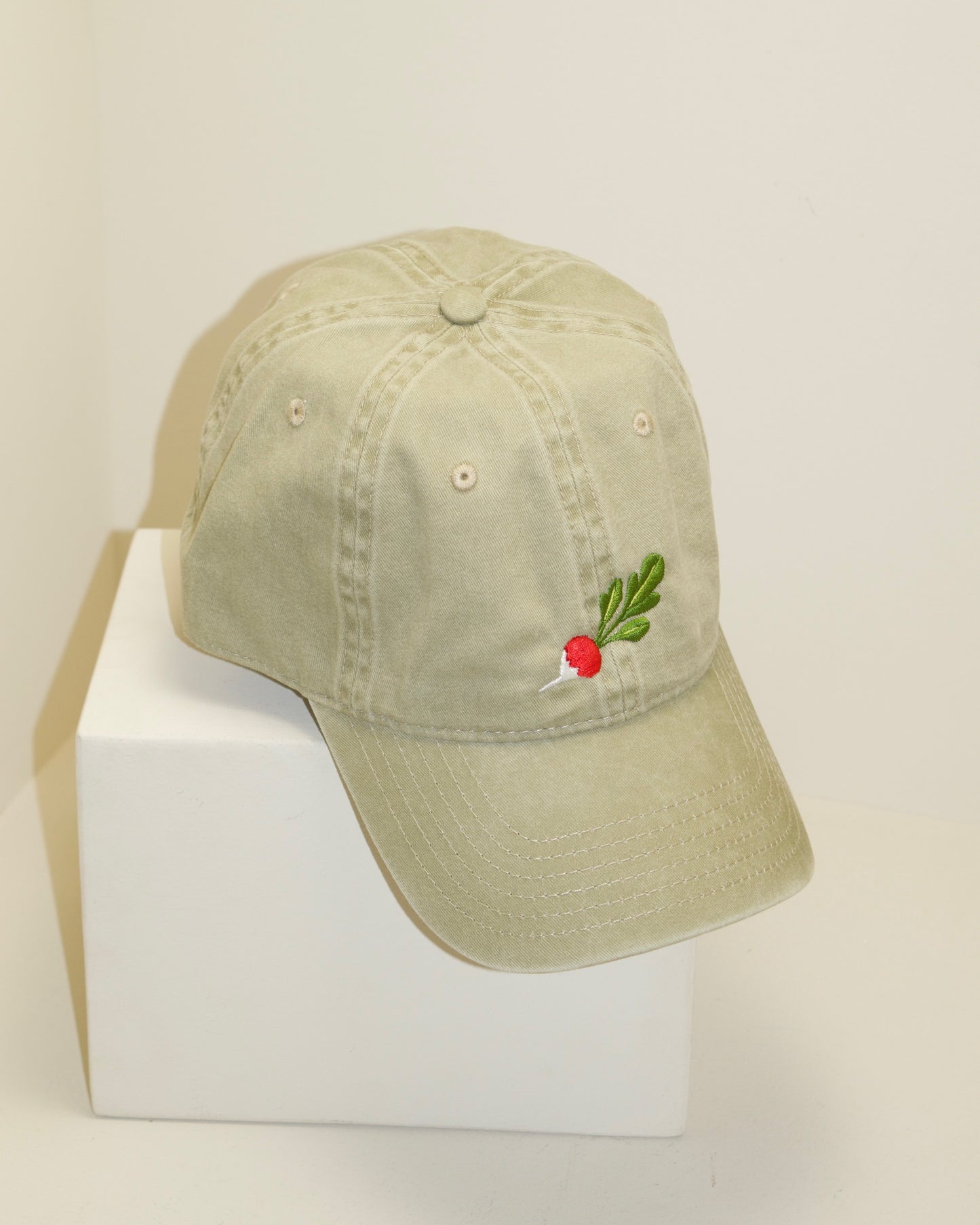 Pelikan Embroidered Radish Hat